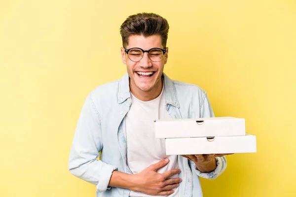 Mladý Běloch Drží Pizzy Izolované Žlutém Pozadí Smíchem Baví — Stock fotografie