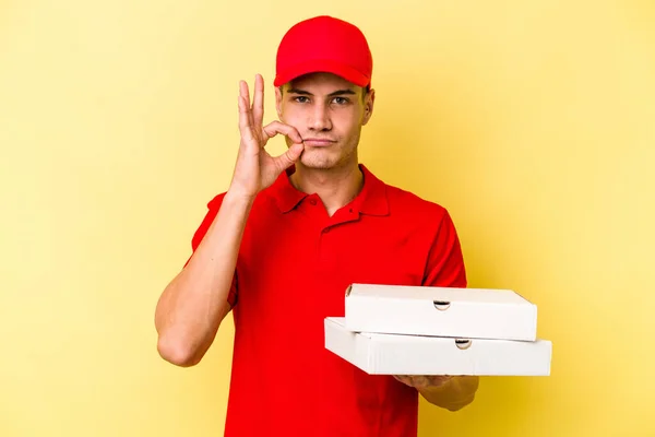 Young Delivery Caucasian Man Holding Pizzas Isolated Yellow Background Fingers — ストック写真