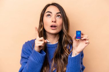 Ağzı açık, üst tarafı gösteriyor..