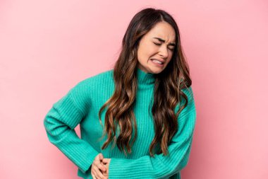 Pembe arka planda karaciğer ağrısı çeken, karnı ağrıyan beyaz bir kadın..