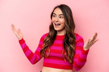 Pembe arka planda izole edilmiş beyaz bir kadın neşeli bir şekilde gülüyor. Mutluluk kavramı.