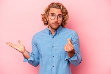 Pembe arka planda izole edilmiş genç beyaz adam, kadının hiç parası olmadığını gösteriyor..