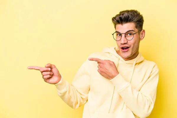 Νεαρός Καυκάσιος Άνδρας Απομονωμένος Κίτρινο Φόντο Δείχνοντας Μπροστινά Δάχτυλα Ένα — Φωτογραφία Αρχείου