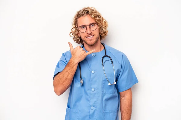 Jonge Verpleegster Blanke Man Geïsoleerd Witte Achtergrond Toont Een Mobiele — Stockfoto