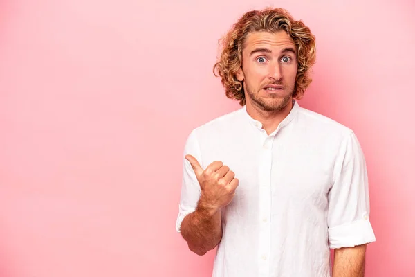 Jeune Homme Caucasien Isolé Sur Fond Rose Choqué Pointant Avec — Photo