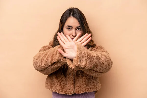 Jovem Caucasiana Isolada Fundo Bege Fazendo Gesto Negação — Fotografia de Stock