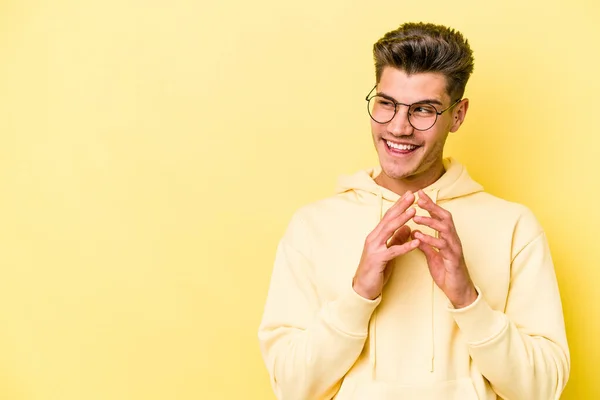 Giovane Uomo Caucasico Isolato Sfondo Giallo Che Inventa Piano Mente — Foto Stock