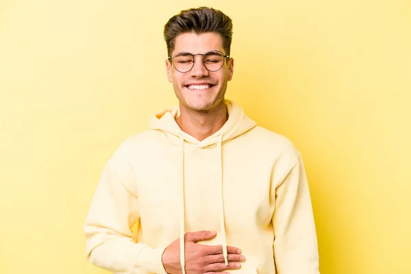Mladý Běloch Izolovaný Žlutém Pozadí Dotkne Bříška Jemně Usměje Pojme — Stock fotografie