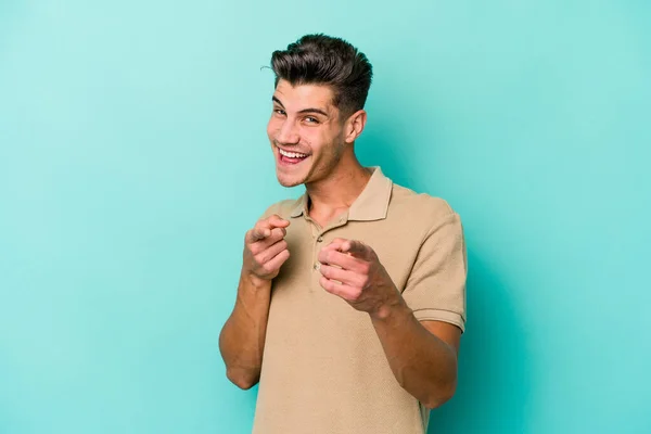 Jeune Homme Caucasien Isolé Sur Fond Bleu Pointant Vers Avant — Photo