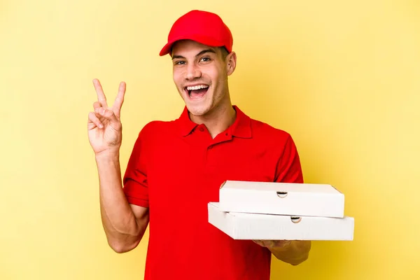 Young Delivery Caucasian Man Holding Pizzas Isolated Yellow Background Joyful — ストック写真
