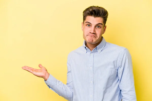 Young Caucasian Man Isolated Yellow Background Showing Copy Space Palm — Stock Photo, Image