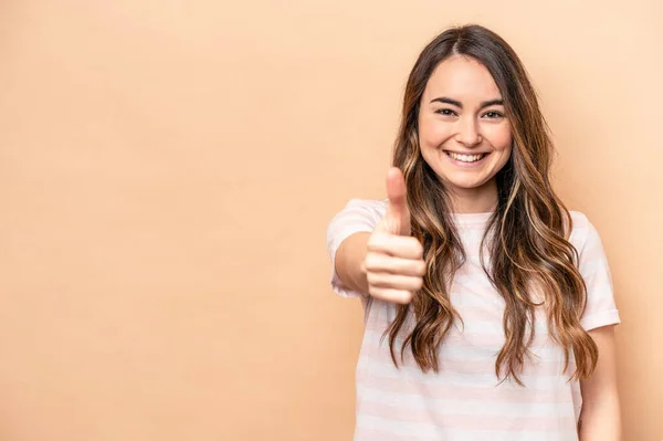 Mujer Joven Caucásica Aislada Sobre Fondo Beige Sonriendo Levantando Pulgar — Foto de Stock