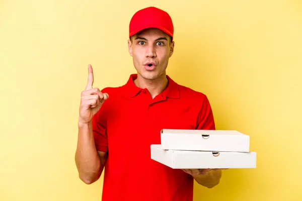 Young Delivery Caucasian Man Holding Pizzas Isolated Yellow Background Having — ストック写真