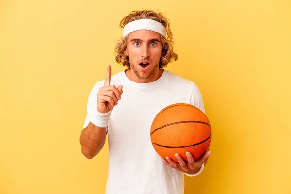 Young Basketball Player Caucasian Man Isolated Yellow Background Having Idea — Stock fotografie