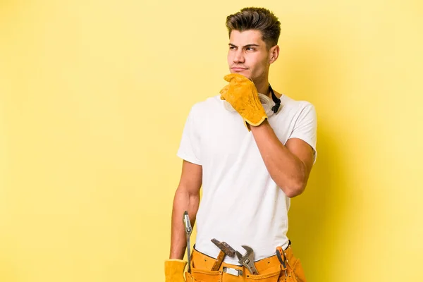 Young Electrician Caucasian Man Isolated Yellow Background Looking Sideways Doubtful — 스톡 사진