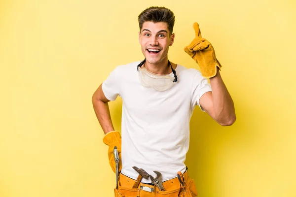 Young Electrician Caucasian Man Isolated Yellow Background Having Idea Inspiration — Foto Stock