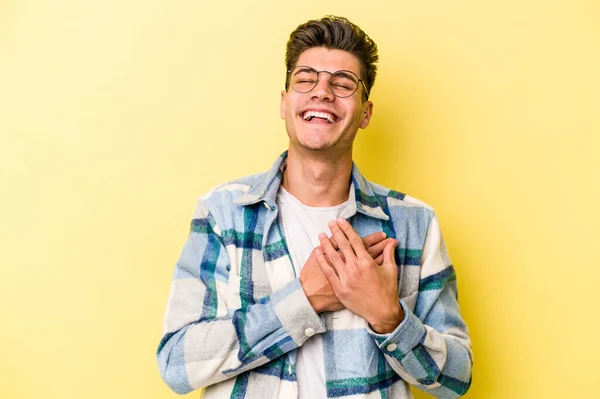 Joven Hombre Caucásico Aislado Sobre Fondo Amarillo Riendo Manteniendo Las —  Fotos de Stock