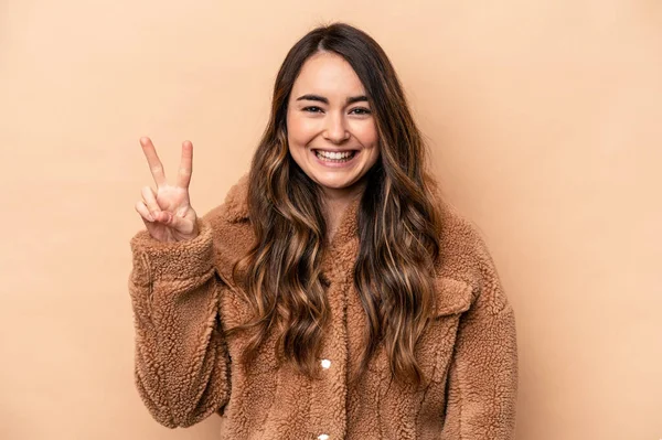 Mulher Branca Jovem Isolado Fundo Bege Mostrando Número Dois Com — Fotografia de Stock