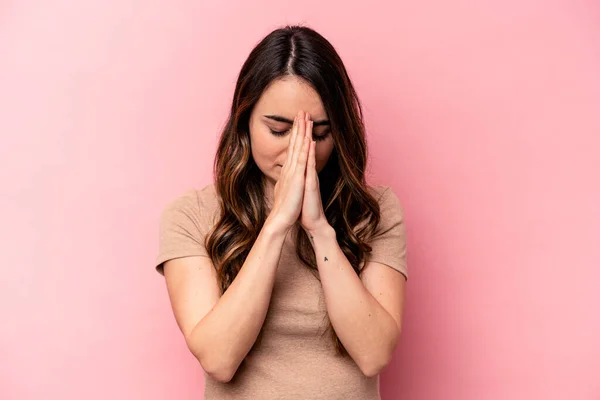 ピンクの背景に孤立した若い白人女性祈り 献身を示す 神のインスピレーションを探している宗教的な人 — ストック写真