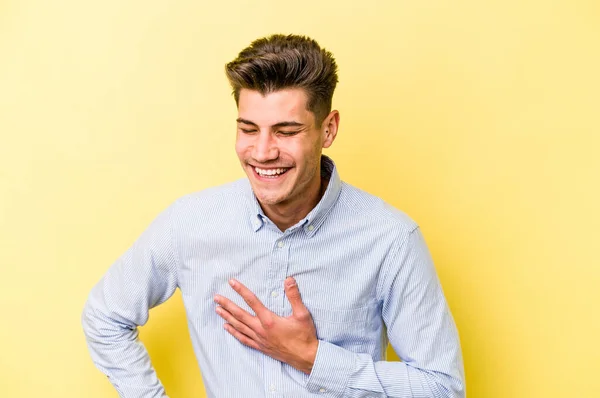 Giovane Uomo Caucasico Isolato Sfondo Giallo Ridere Tenendo Mani Sul — Foto Stock