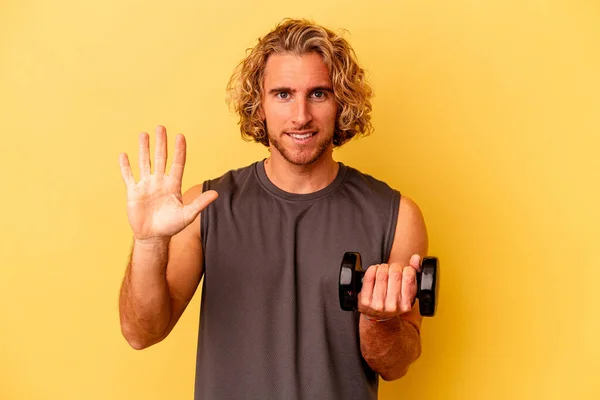 Young Sport Man Making Weightlifting Isolated Yellow Background Smiling Cheerful — ストック写真