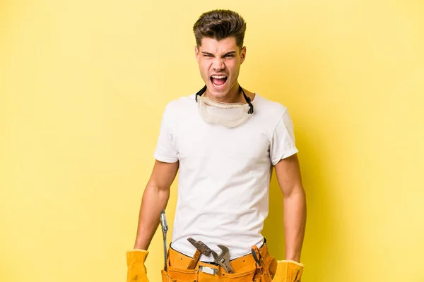Young Electrician Caucasian Man Isolated Yellow Background Screaming Very Angry — Fotografia de Stock