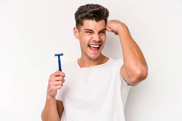 Joven Caucásico Afeitándose Barba Aislado Sobre Fondo Blanco Levantando Puño — Foto de Stock