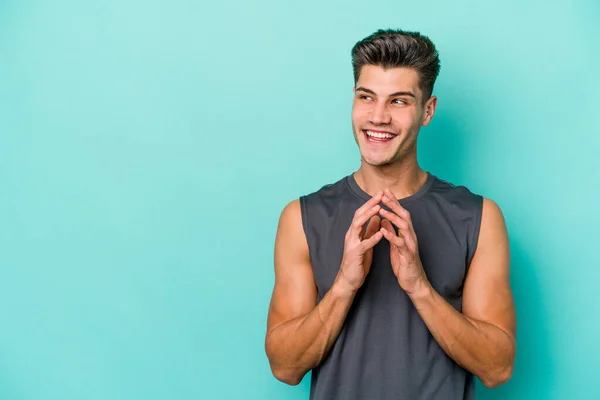 Jovem Caucasiano Isolado Fundo Azul Fazendo Plano Mente Estabelecendo Uma — Fotografia de Stock