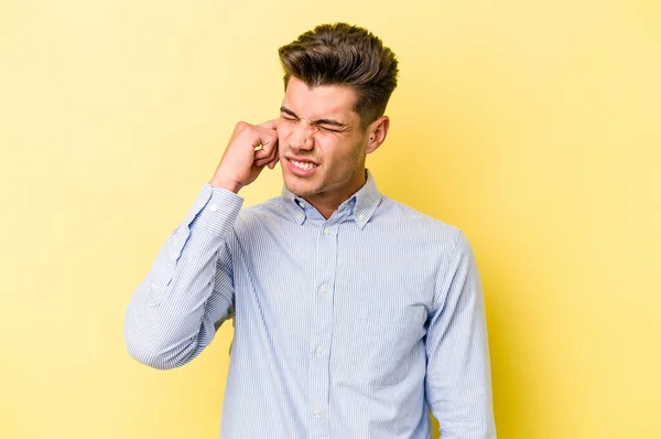 Young Caucasian Man Isolated Yellow Background Covering Ears Fingers Stressed — Stock Photo, Image