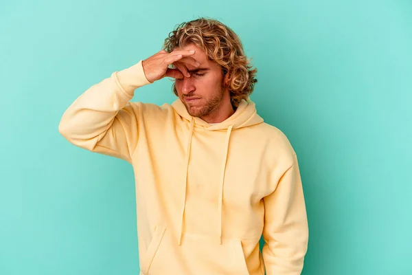 Young Caucasian Man Isolated Blue Background Having Head Ache Touching — Stock Photo, Image