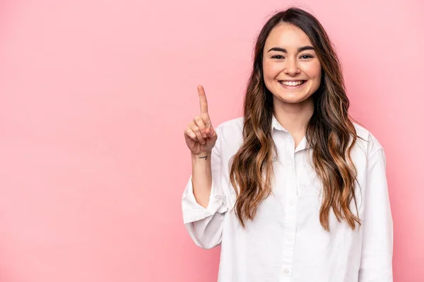 Mulher Branca Jovem Isolado Fundo Rosa Mostrando Número Com Dedo — Fotografia de Stock