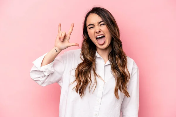 Mulher Caucasiana Jovem Isolado Fundo Rosa Mostrando Gesto Chifres Como — Fotografia de Stock