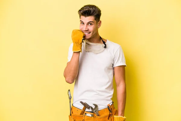 Giovane Elettricista Caucasico Isolato Sfondo Giallo Mordere Unghie Nervoso Molto — Foto Stock