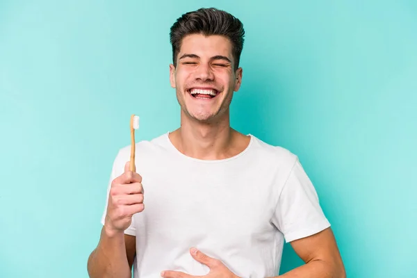 Mladý Běloch Čistí Zuby Izolované Bílém Pozadí Směje Baví — Stock fotografie
