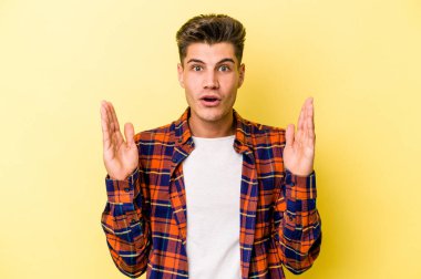 Sarı arka planda izole edilmiş genç beyaz adamın bir fikri var, ilham verici bir kavram..