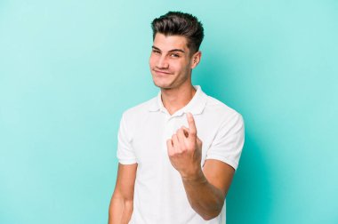 Kafkasyalı genç adam mavi arka planda izole edilmiş seni işaret ediyor sanki davet ediliyormuş gibi..