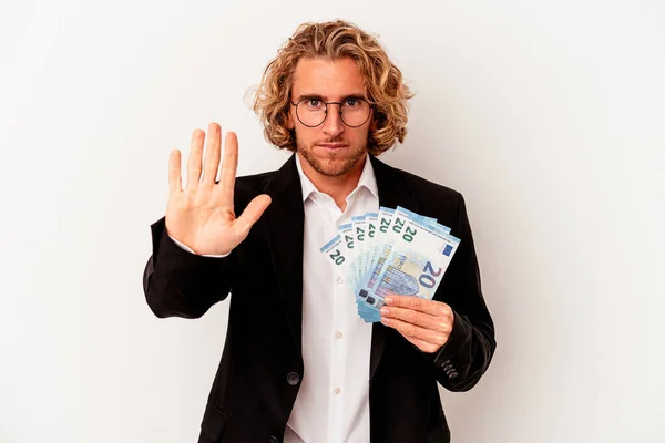 白地に銀行券を持っている若い白人のビジネスマンは あなたを防ぐために 停止記号を示す手を伸ばして立って — ストック写真