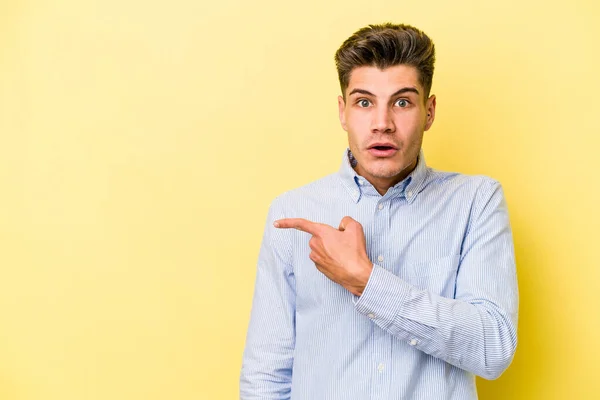 Young Caucasian Man Isolated Yellow Background Pointing Side — Stock Photo, Image