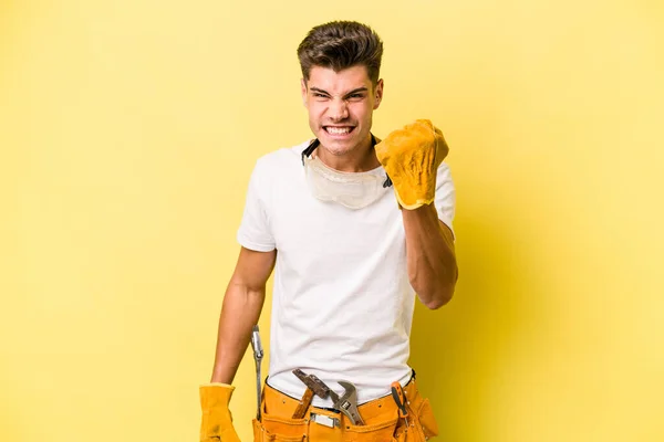 Jeune Électricien Caucasien Isolé Sur Fond Jaune Montrant Poing Caméra — Photo