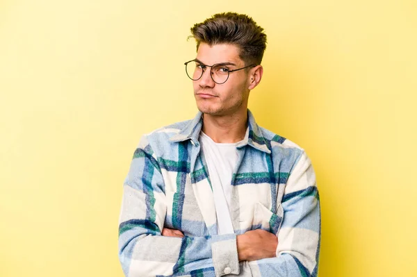 Jonge Blanke Man Geïsoleerd Gele Achtergrond Ongelukkig Kijkend Camera Met — Stockfoto