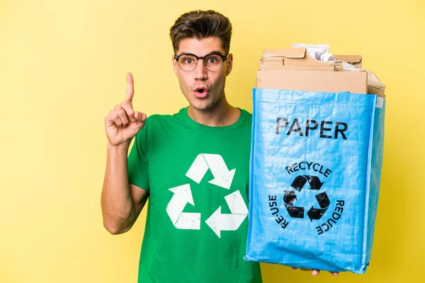 Junge Kaukasische Mann Mit Einem Recycling Beutel Voller Papier Recyceln — Stockfoto