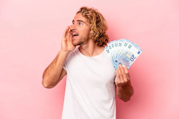 Young Caucasian Man Holding Banknotes Isolated Pink Background Shouting Holding — Stockfoto