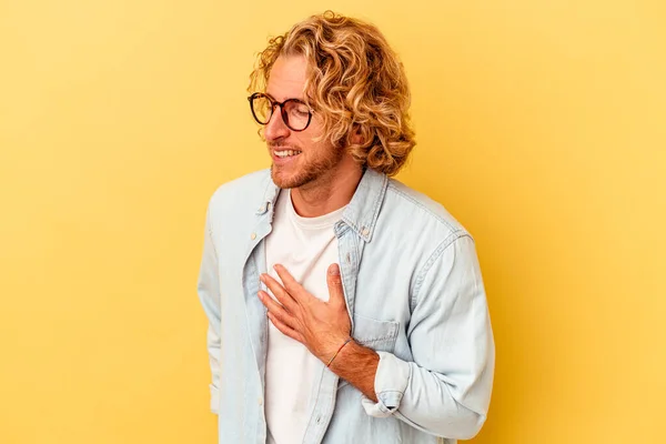 Giovane Uomo Caucasico Isolato Sfondo Giallo Ridere Tenendo Mani Sul — Foto Stock