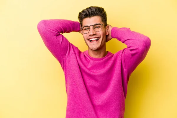 Hombre Joven Caucásico Aislado Sobre Fondo Amarillo Brazos Extendidos Posición —  Fotos de Stock