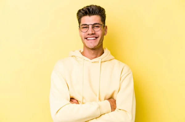 Mladý Běloch Izolovaný Žlutém Pozadí Šťastný Usměvavý Veselý — Stock fotografie