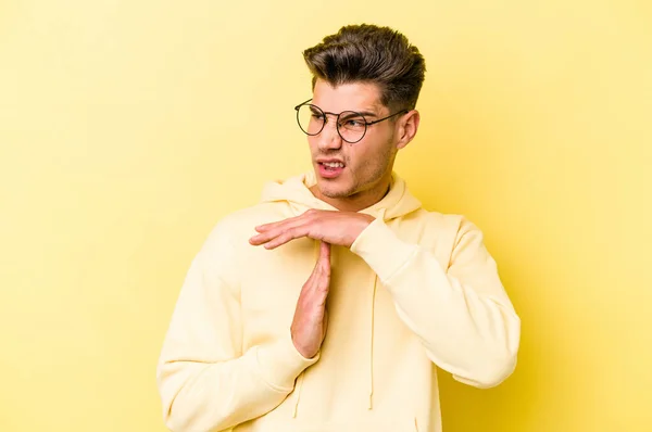 Mladý Kavkazský Muž Izolovaný Žlutém Pozadí Ukazující Timeout Gesto — Stock fotografie