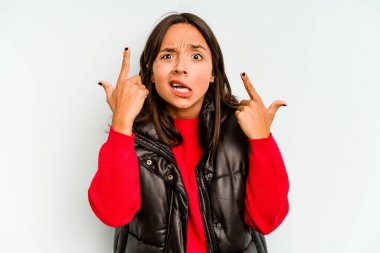 Genç İspanyol kadın mavi arka planda izole edilmiş bağırıyor, çok heyecanlı, tutkulu, bir şeyden memnun..