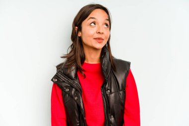 Genç İspanyol kadın mavi arka planda izole edilmiş. Kafası karışmış ve omuz silkiyor. Kopya alanını tutmak için..