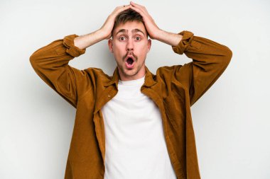 Beyaz arka planda izole edilmiş genç beyaz adam şaşırdı ve şok oldu..