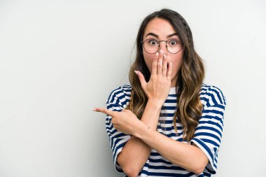 Beyaz arka planda izole edilmiş genç beyaz kadın...